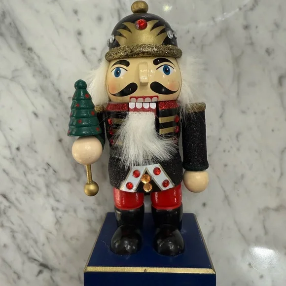 Vintage Set of 5 Colorful Nutcracker Christmas Figurines - Picture 4 of 14